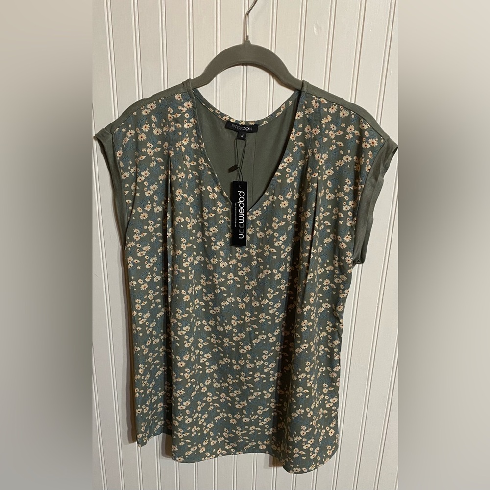 NWT PAPERMOON SLEEVELESS V-NECK BLOUSE SIZE MEDIUM IN SAGE FLORAL